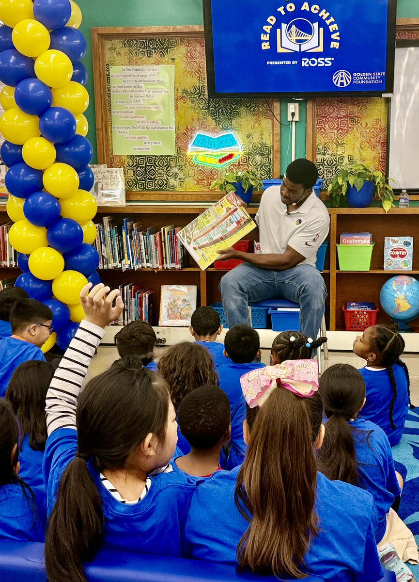 RoGonzalesTV's tweet photo. Honored to join @warriors, the Warriors Community Foundation + @rossstores as we unveiled a refurbished library Oakland’s Franklin Elementary as part of Read to Achieve program. Legendary #Warrior Kelenna Azubuike read stories to students! 💛💙
#ReadToAchieve #BayAreaStrong https://t.co/X5CDCemWBr