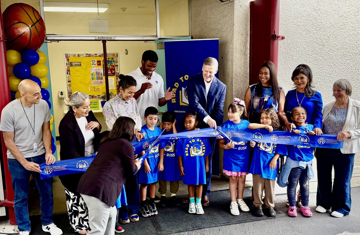 RoGonzalesTV's tweet photo. Honored to join @warriors, the Warriors Community Foundation + @rossstores as we unveiled a refurbished library Oakland’s Franklin Elementary as part of Read to Achieve program. Legendary #Warrior Kelenna Azubuike read stories to students! 💛💙
#ReadToAchieve #BayAreaStrong https://t.co/X5CDCemWBr