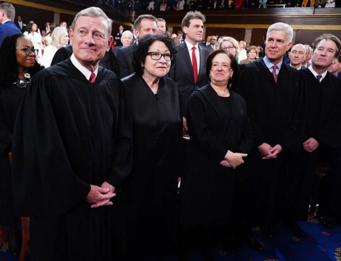 🚨DEVELOPING:

Do you support the Supreme Court mandating Voter ID across all 50 states?  

A. YES 
B.  NO