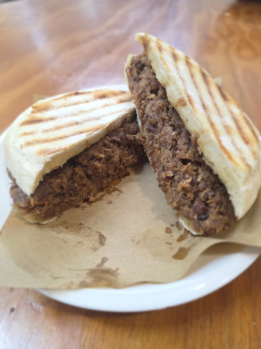 Aquí tenim l'entrepà de festes de Sants 2025, "El Pringat". Pa tipus "mollete" i "pringá" de la Montferry.  Salut.