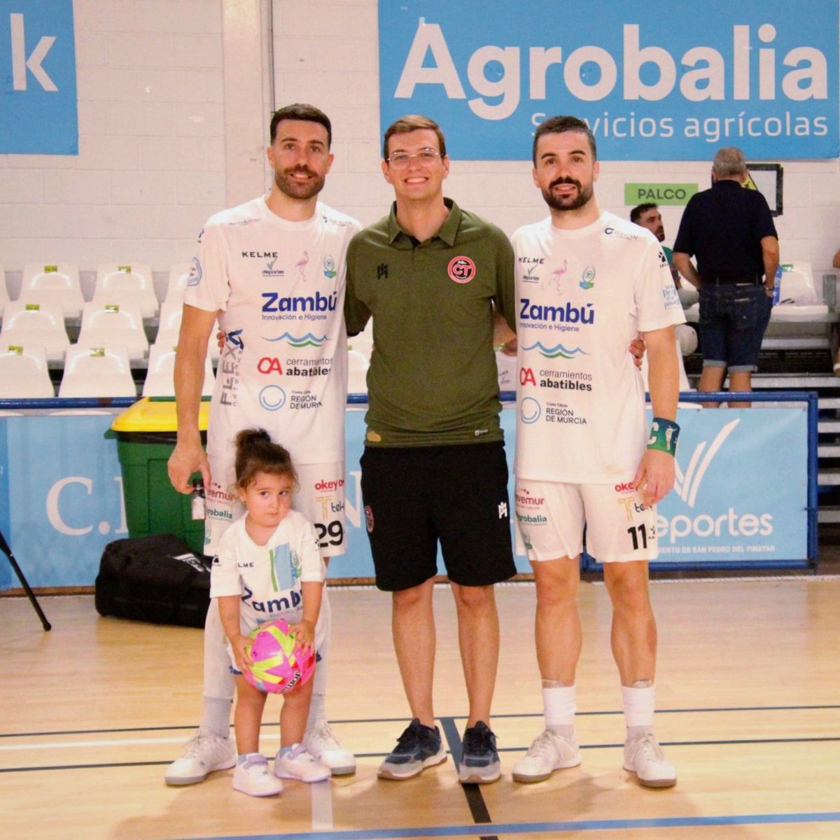 AlexMendeezz_'s tweet photo. Mis Saura brothers 💙💚

😌 Lo bonito del futsal 

@SauraAlberto @SauraJose10 https://t.co/DLcwA2M29f