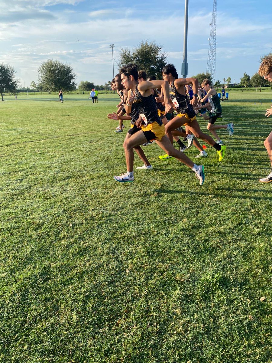 SWTigersXC's tweet photo. Congratulations to our boys and girls teams for a great race at the Soaring Eagles invitational Invitational. The boys team got 3rd place overall and Frank Miranda won 1st place overall! https://t.co/yzpWDqsHhH