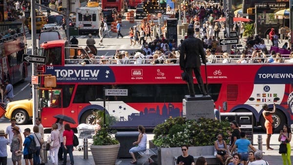 🟡#HechosDigital | Cinco personas perdieron la vida en un trágico accidente en una autopista de Nueva York, cuando un autobús turístico que regresaba de las Cataratas del Niágara se salió de control.

Según reportes preliminares, la causa habría sido una distracción del