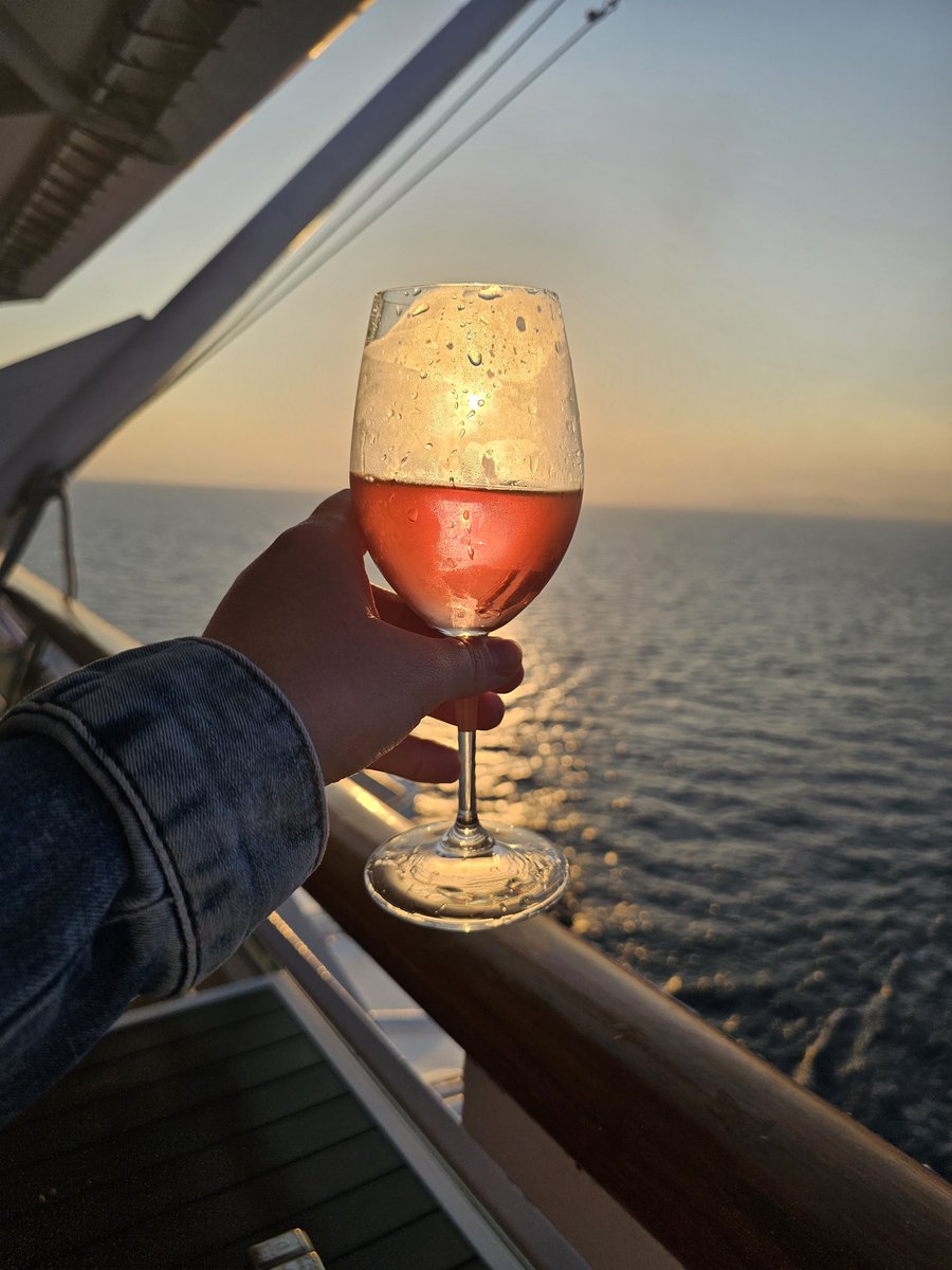 Cheers! Holiday mode on 🍷