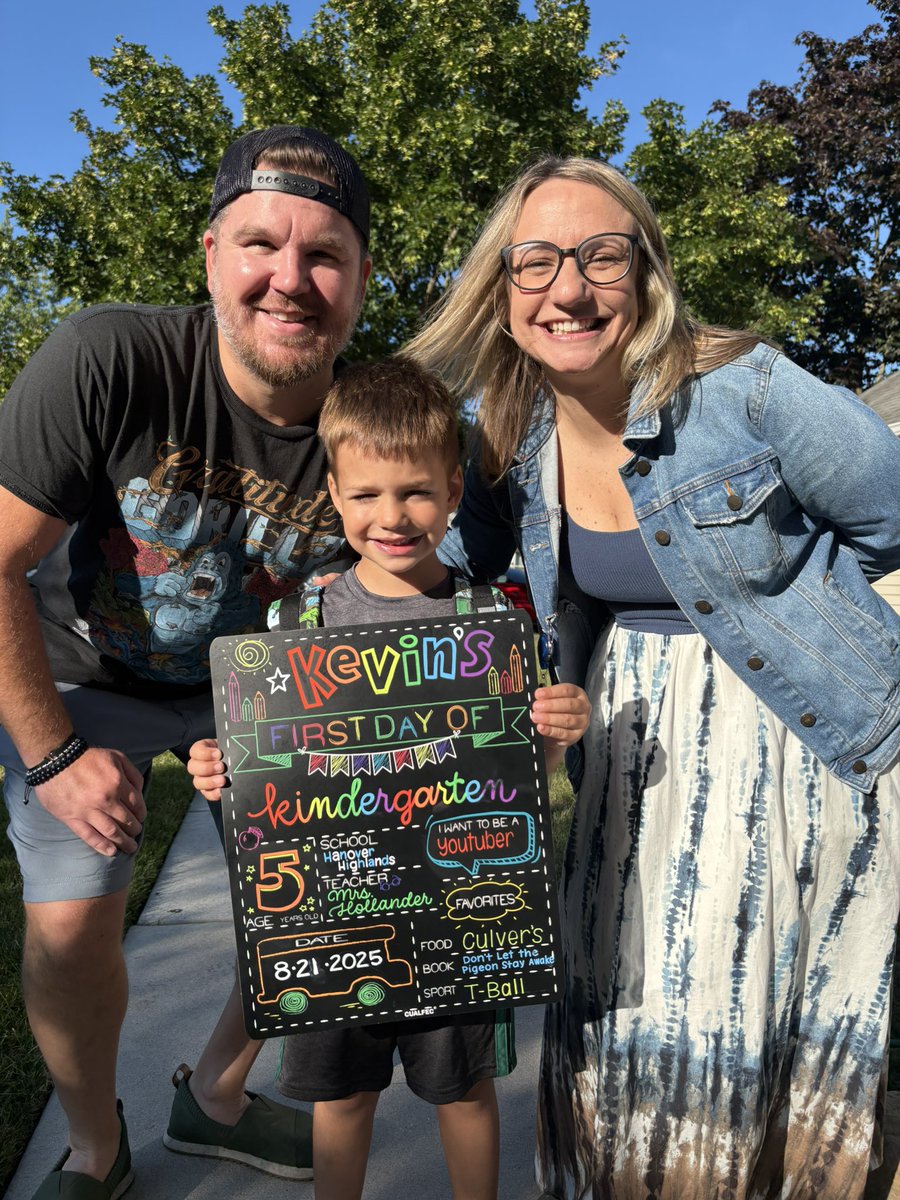 joelmcfarlin's tweet image. My son is finally a kindergartner! Let’s celebrate with a @veefriends Manga Super Sticker box break! Selling pack spots along with singles, and other fun things! Join after the Raid Train! Going live for my 2nd show at 9pm (central) tonight! Bookmark now! whatnot.com/s/HLKKdx4y