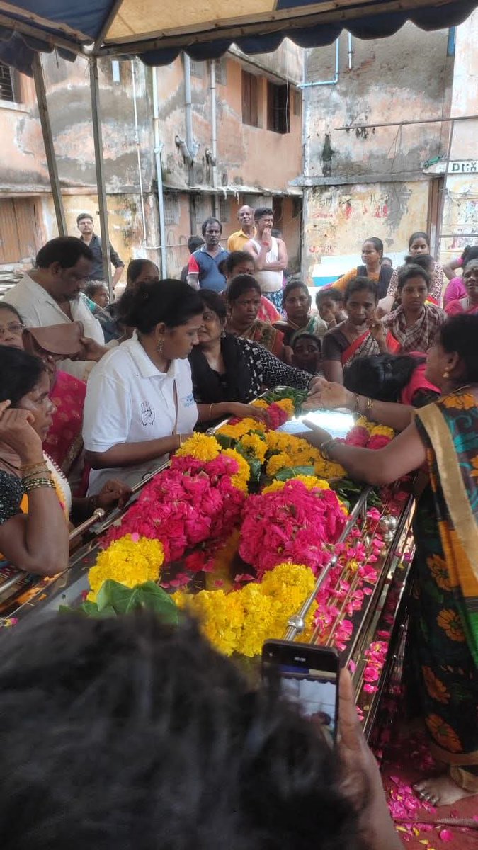 இன்று காலை மின்சாரம் பாய்ந்து உயிரிழந்த துப்புரவு பணியாளர் வரலட்சுமி மறைவுக்கு காங்கிரஸ் கட்சியின் வெள்ளை சட்டை இயக்கம் சார்பில் அஞ்சலி செலுத்தினோம். சின்ன குழந்தை போல இருந்தது வரலட்சுமியின் முகம். இரண்டு குழந்தைகள் இயலாத கணவர் அடித்து கொண்டு அழும் தாயும் கண்ணகி நகர் சகோதரிகளும்