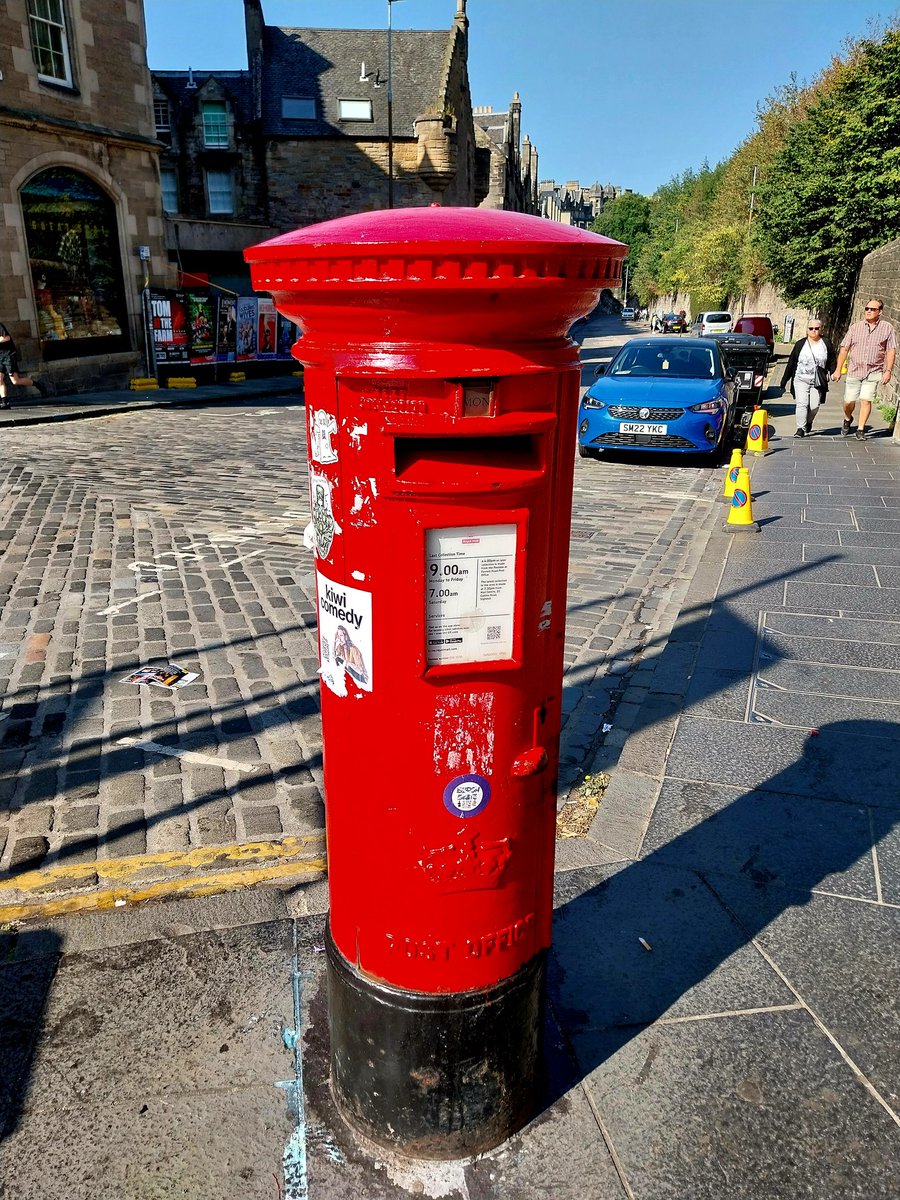 More Edinburgh postboxes for #postboxsaturday I went for a long walk and snapped these two beauties- one outside St Mary's Cathedral (I even popped in for a bit of the Sunday service) and this one in the shadow of Edinburgh Castle near Grassmarket <a href="/letterappsoc/">Handwritten Letter</a>