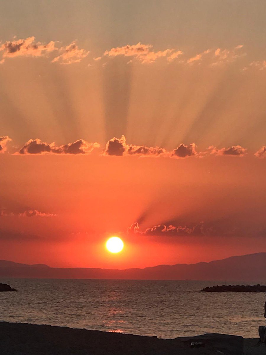 tasatan_a's tweet image. *

&quot;Yaşama sordum;
Neden bu kadar 
Zorsun?!
&quot;Yaşam gülümsedi ve
&quot;Şöyle dedi;
&quot;Siz insanlar kolay 
&quot;Şeylerin değerini hiç 
&quot;Bilmezsiniz!!

#FranzKafka

   Bugünde böyle..