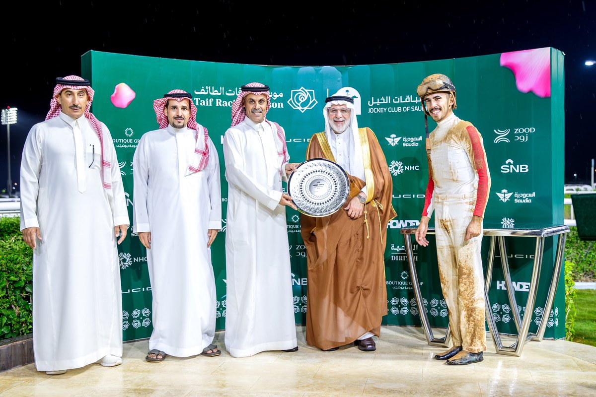 الشوط الثامن - الحفل 10 

كأس جامعة الطائف 🏆 

رئيس جامعة الطائف الأستاذ الدكتور يوسف بن عبده عسيري يسلّم الكأس لطاقم الإسطبل . 

الفائز : النجم الحاضر
المالك : ابناء الملك عبدالله بن عبدالعزيز 

ألف مبروك 🤩