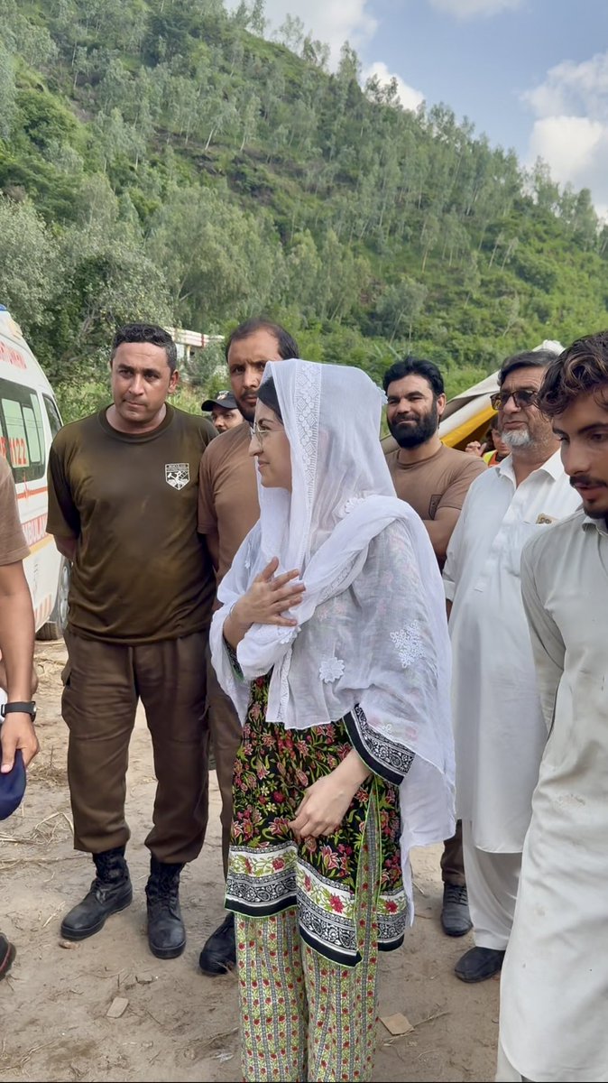saveera_parkash's tweet photo. 1122 کے تمام ہیروز کو سلام، جنہوں نے دن رات حوصلے اور جرات سے متاثرین کی خدمت کی۔ 
اللہ ان سب کو کامیاب رکھے، آمین https://t.co/9zwEpIhMZ3
