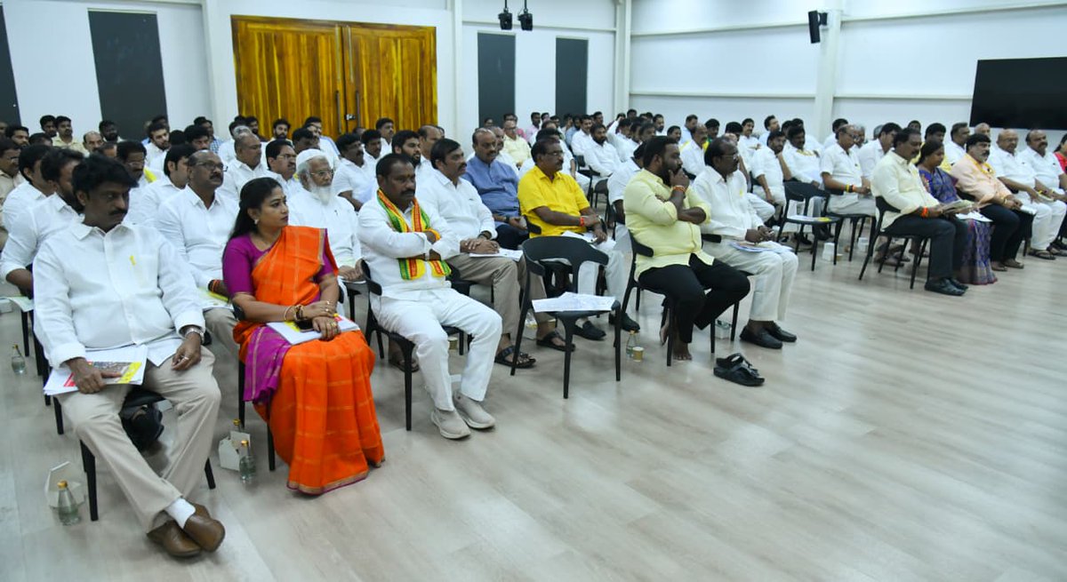 Yeluri SambasivaRao (@sambayeluri) on Twitter photo ఉండవల్లి సీఎం చంద్రబాబు గారి నివాసం వద్దనున్న క్యాంప్ కార్యాలయంలో పార్లమెంట్ పార్టీ కమిటీల అంశంపై సీఎం చంద్రబాబు గారు సమావేశం నిర్వహించారు. ఈ సమావేశంలో పాల్గొన్న పర్చూరు శాసనసభ్యులు ఏలూరి సాంబశివరావు గారు 
#AdminPost 
#ChandrababuNaidu #YeluriSambasivaRao 
#AndhraPradesh ఉండవల్లి సీఎం చంద్రబాబు గారి నివాసం వద్దనున్న క్యాంప్ కార్యాలయంలో పార్లమెంట్ పార్టీ కమిటీల అంశంపై సీఎం చంద్రబాబు గారు సమావేశం నిర్వహించారు. ఈ సమావేశంలో పాల్గొన్న పర్చూరు శాసనసభ్యులు ఏలూరి సాంబశివరావు గారు 
#AdminPost 
#ChandrababuNaidu #YeluriSambasivaRao 
#AndhraPradesh