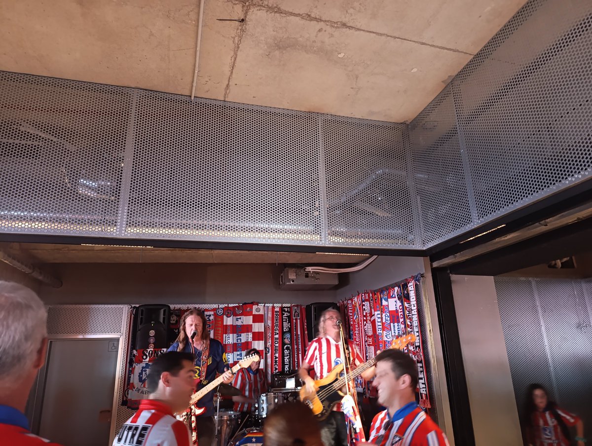 AliciaNotario's tweet image. Ambientazo con @METROPOLIT54504 
#Brindis