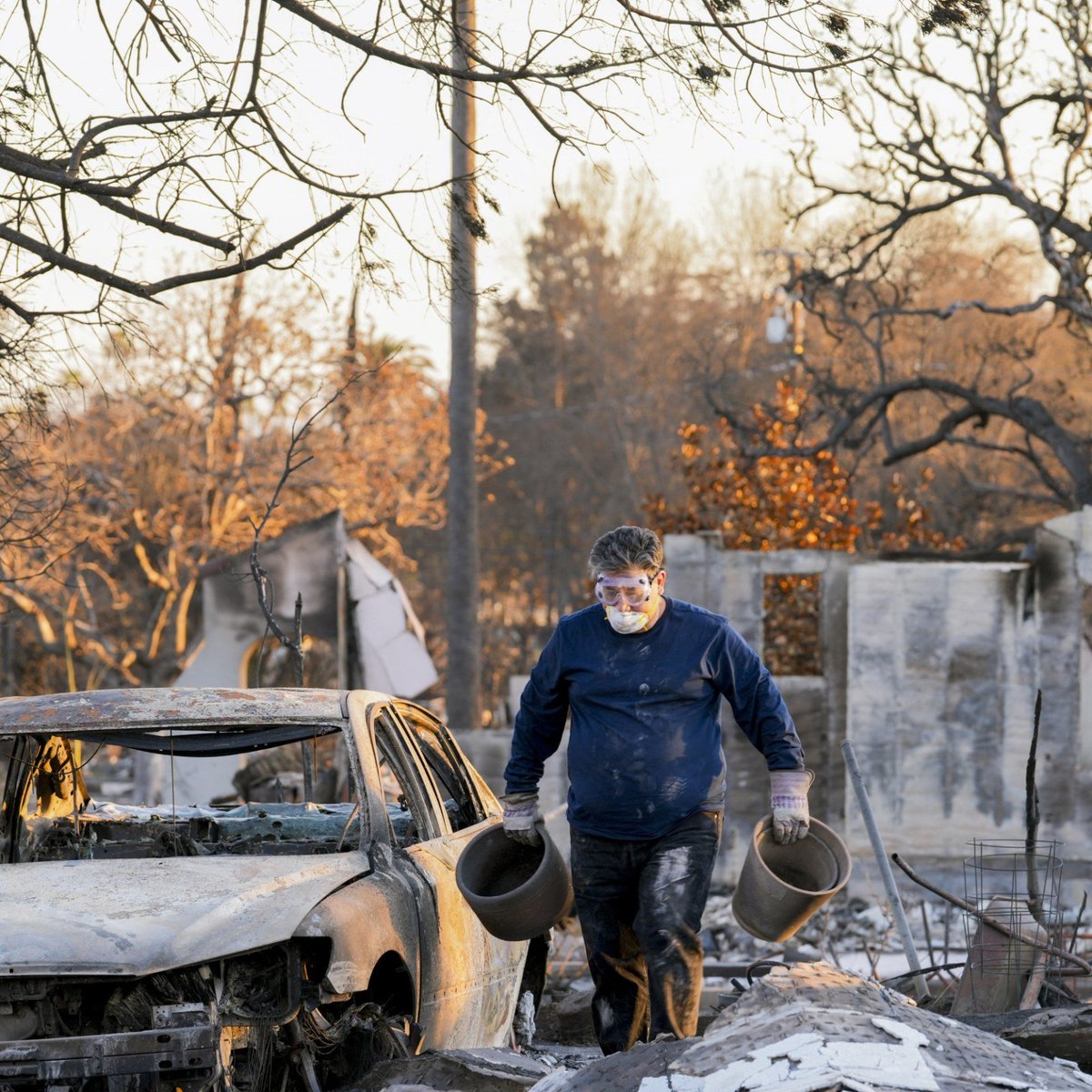 في عام 2020، أخبر برنامج التأمين "California FAIR Plan" أحد ضحايا حرائق الغابات أن الأضرار السامة لا تُعتبر موجودة إذا لم تكن مرئية للعين.

وعرضوا عليه تعويضًا قدره 2,724 دولارًا فقط...

لكن بدلاً من قبول العرض، اكتشف "جاي أليف" السر الذي لم يرغبوا أبدًا في أن يخرج إلى العلن.