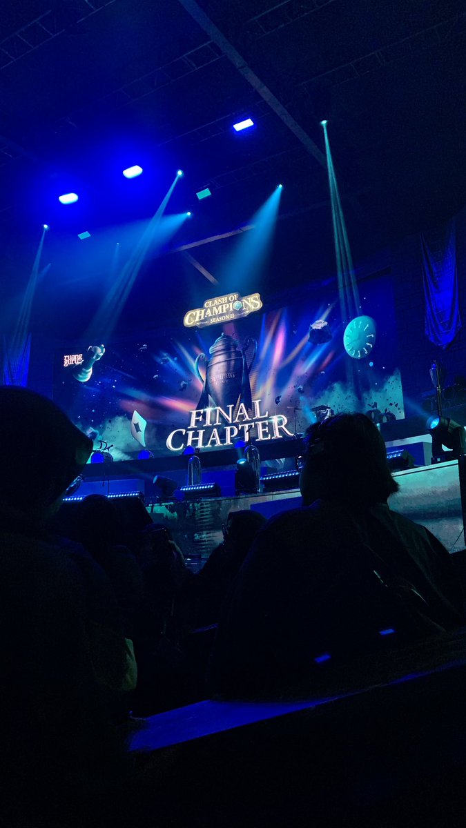 flaminghotcitos's tweet photo. best view banget buat mata rabun ini tp SEDIH HUHU tontonan sabtu minggu gue bener bener udahan nih? #ClashofChampions2 #FinalChapterCOC https://t.co/V7JnAwO0ey