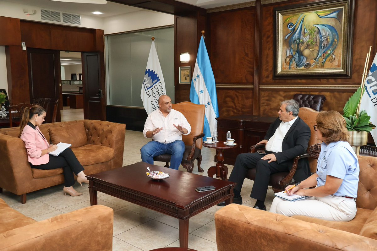 El Comisionado Presidente del #IHTT,<a href="/Rafabarahona1/">Rafael Barahona</a>, sostuvo una importante reunión con el presidente de la <a href="/CCICHN/">CCIC</a>, <a href="/kqubain1/">Karim E. Qubain</a>, para presentar el Plan de Modernización del Transporte Urbano, una propuesta que busca transformar la movilidad en la zona norte del país.
