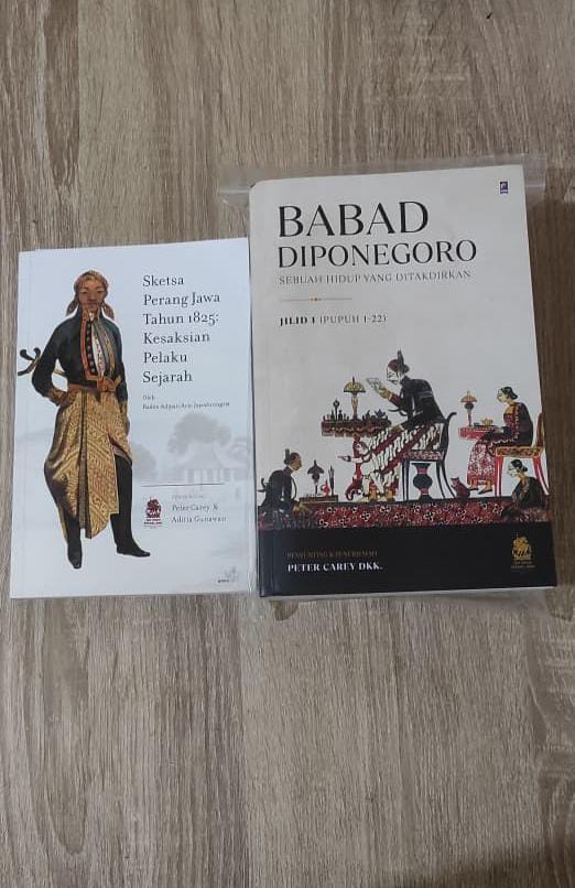 Tutup Alteco (@ilhambangunasm1) on Twitter photo Karya termutakhir pak Peter Brian Ramsay Carey, Dari <a href="/BukuKOMPAS/">Penerbit Buku Kompas</a> Dan <a href="/penerbitkpg/">Penerbit KPG</a>. Melihat perang Jawa dari dekat, bahkan lebih dekat dari satu lemparan tombak #200 #tahun #perang #jawa Karya termutakhir pak Peter Brian Ramsay Carey, Dari <a href="/BukuKOMPAS/">Penerbit Buku Kompas</a> Dan <a href="/penerbitkpg/">Penerbit KPG</a>. Melihat perang Jawa dari dekat, bahkan lebih dekat dari satu lemparan tombak #200 #tahun #perang #jawa