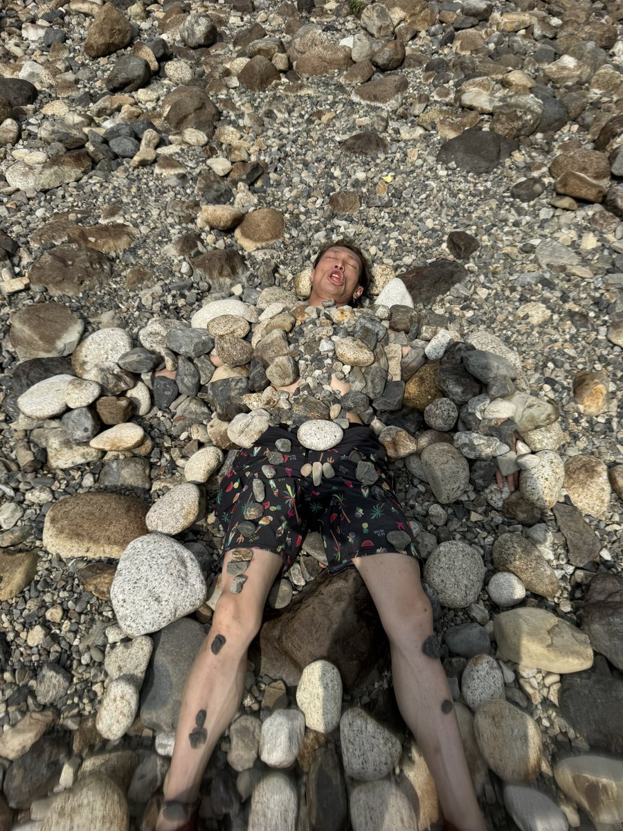 λέων tweet media