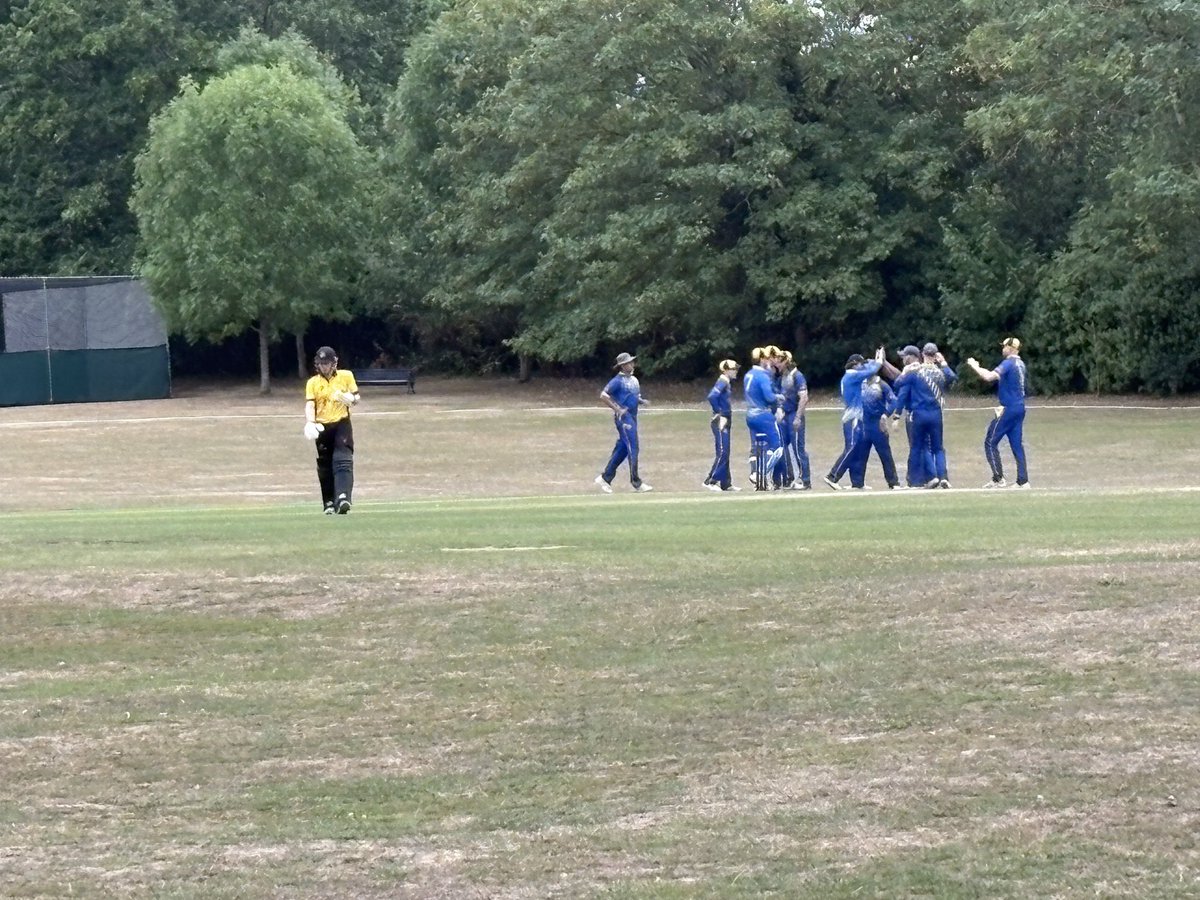 1st XI: Just arrived at HQ to see Tom Frost effect a stumping off Ian Hopton to get Stoke halfway…

…and Frosty provides an assist to Jared Southgate in the next over to make it 161 for 6 in the 36th in reply to Stoke’s 238ao.

Scorecard: sdacc.play-cricket.com/website/result…