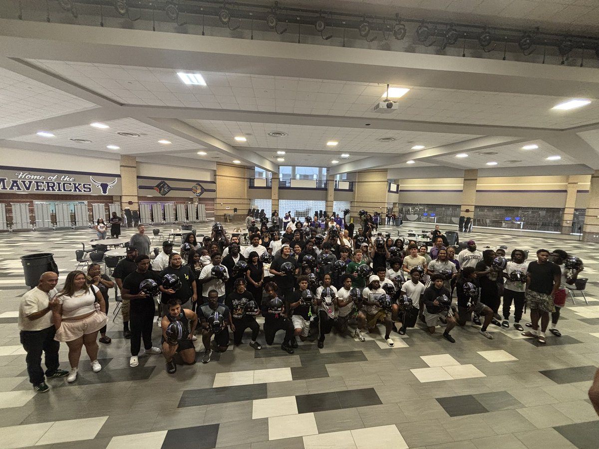 MRHS_MavsFTB's tweet photo. What an awesome morning with our student athletes and families enjoying some pancakes and relationship building ! 

Pancakes &amp; Decals 
Painting of Varsity Circles 

#BFT #S.C.O.R.E #F.A.M.I.L.Y 
#MaverickFootball https://t.co/5rOkhhuZzT