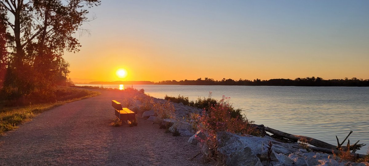 hikersimage's tweet photo. Good morning, #RichmondBC 🌄  #sunrise 
Have a nice weekend!🙂 https://t.co/QGBioz16YE