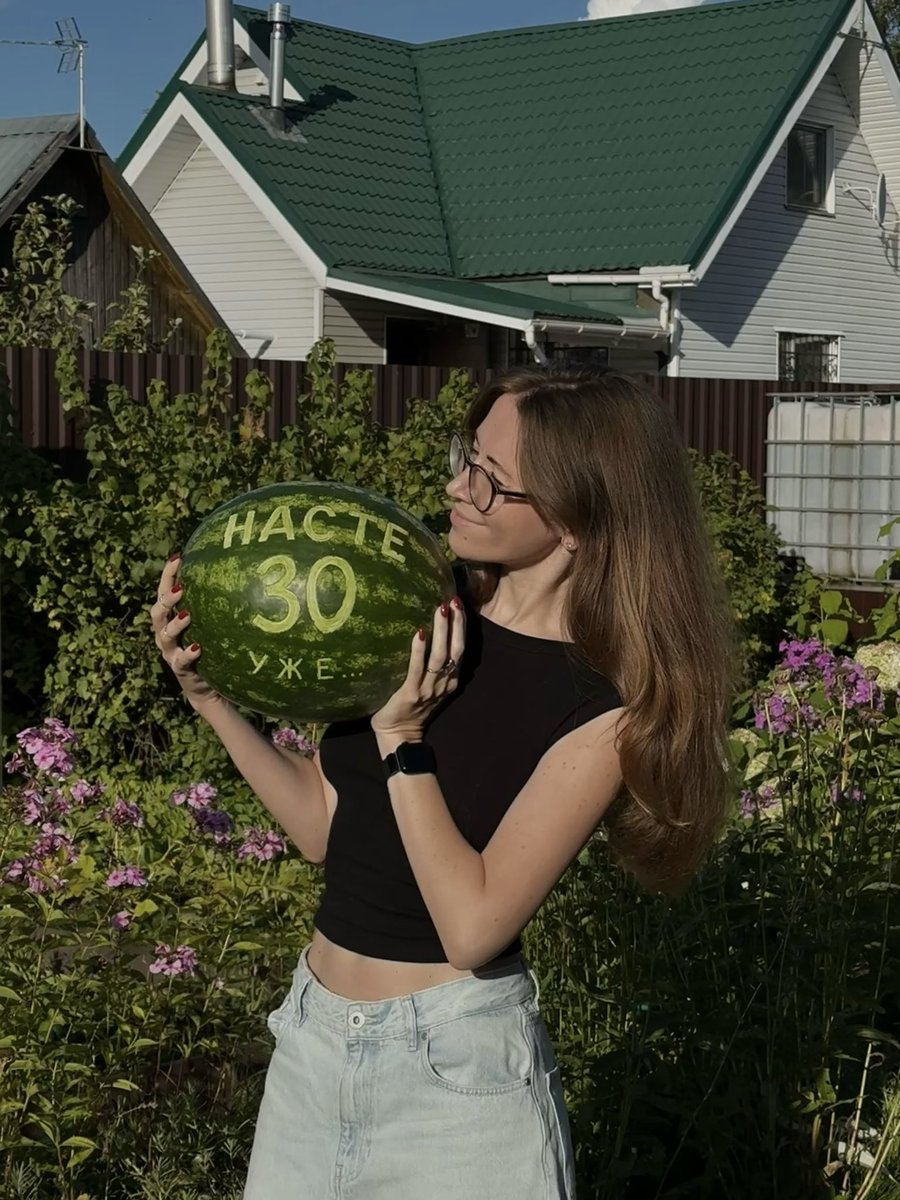 есть у меня одна деньрожденческая традиция) 

каждый год папа вырезает на арбузе мой возраст. сколько себя помню, у меня всегда был праздничный арбуз.