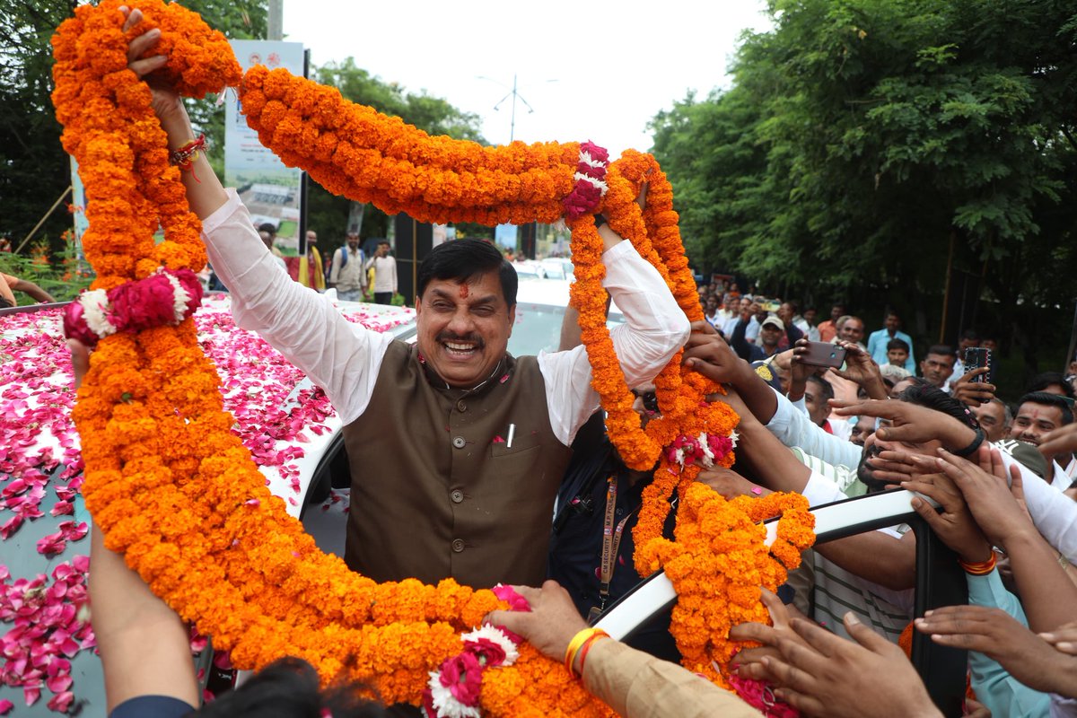CollectorKatni's tweet photo. मुख्यमंत्री डॉ मोहन यादव का 5 किलोमीटर लंबे रोड-शो में हुआ #कटनी में आत्मीय स्वागत।
RM-https://t.co/QG1bZQqYhK
@JansamparkMP
@DrMohanYadav51 @CMMadhyaPradesh @MinesMinIndia @mineraldeptmp @Industryminist1 @MPIDC @minmpmsme
#MiningConclave2025 #InvestInMP
#MiningConclaveMP
#katni https://t.co/MLJZtqADcv