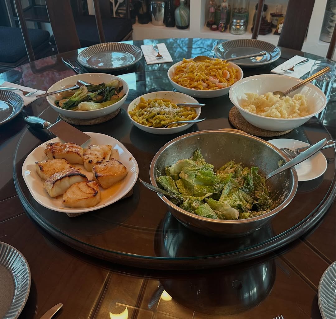 MingNaDaily's tweet photo. Ming-Na and her husband Eric celebrating the birthday of a friend with some old friends. 

The food looks delicious, she should write a cookbook. 😉😉 #ChefMing 👩🏻‍🍳

https://t.co/C4uVbG3O0D https://t.co/kZ9ocrklB0