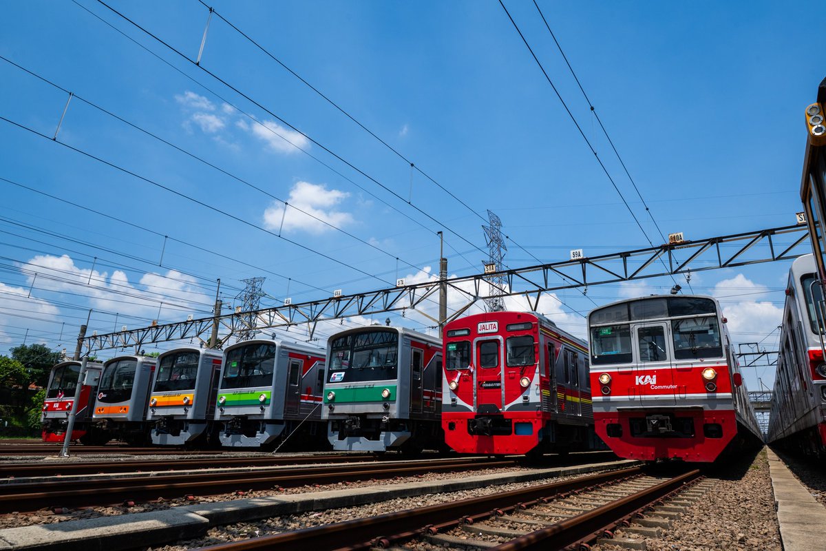 8/23
デポック電車区で205系の前面に武蔵野線、南武線、横浜線、埼京線の帯をラッピングした撮影会が行われました。
小さい頃からずっと見ていたカラーの205系をこの目で再び見ることが出来て超感動でした！！
今日はとても特別な日です！！
Terima kasih!!

#DEPO_DEPOK_TOUR_EVENT