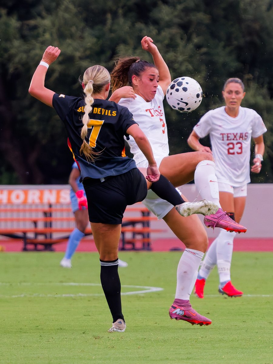 dientetex's tweet photo. @TexasSoccer vs @SunDevilSoccer 8.21.2025 The Horns and Sun Devils play to a 1-1 draw on a rainy evening. More match pics: https://t.co/sz5Gwb1YZX         #HookEm  #RunWithTexas https://t.co/SuVOdkrunN