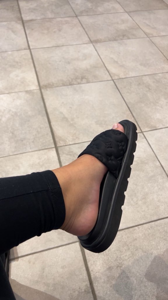 Nisriine_75's tweet image. rdv pédicure !