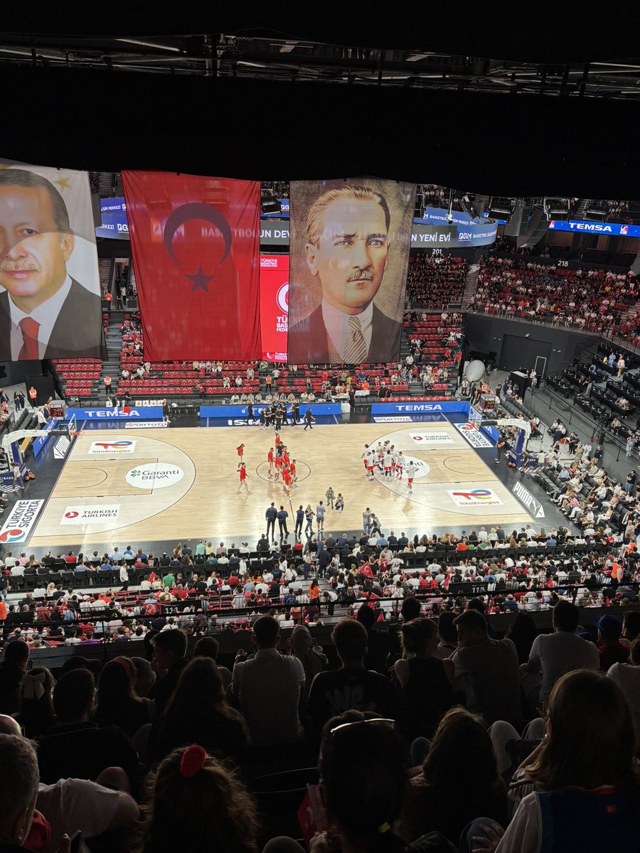 Basketbol  Milli Takımımız, FIBA 2025 Avrupa Şampiyonası öncesi son hazırlık karşılaşmasında Karadağ karşısında. 
Biz de milli Takımımızı şampiyonaya uğurlamak üzere sahada yerimizi aldık.