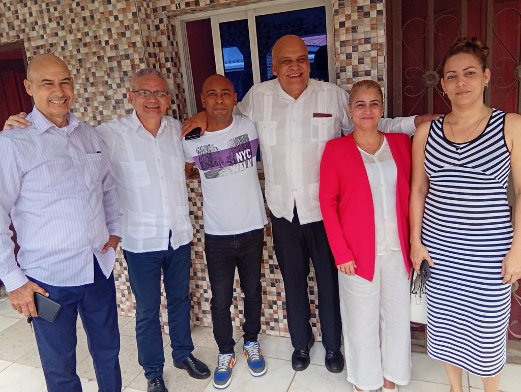 Inicia Consejo de Dirección BMC en Región Continental con la FELICITACIÓN del jefe de la brigada en #GuineaEcuatorial DrC.Jose A.Véliz a todas nuestras compañeras  este "23 de Agosto", importantes temas abordados; en la tarde visita a colaboradores en distrito Mbini.
#CubaCoopera