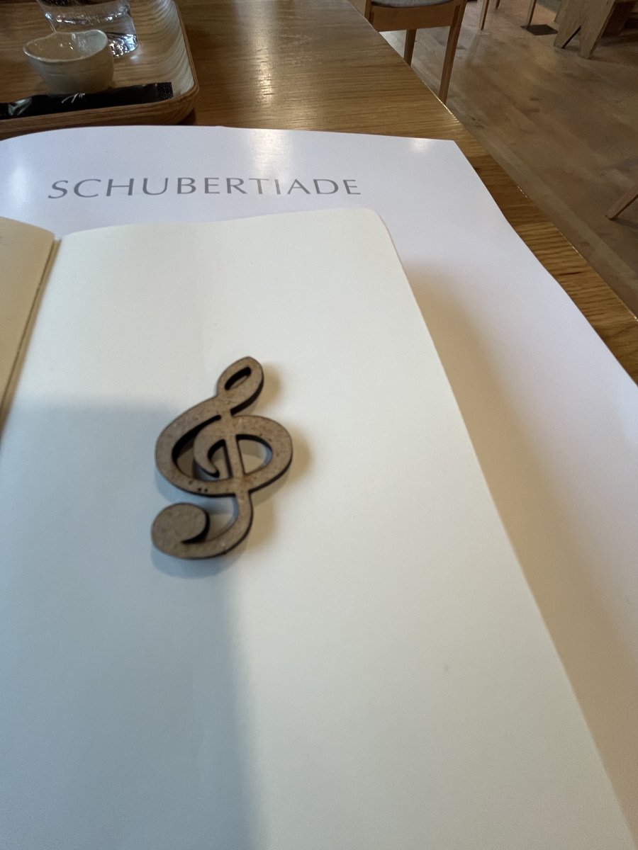 Mentre fem temps per al concert, al bar ens han regalat aquesta clau de sol de fusta.