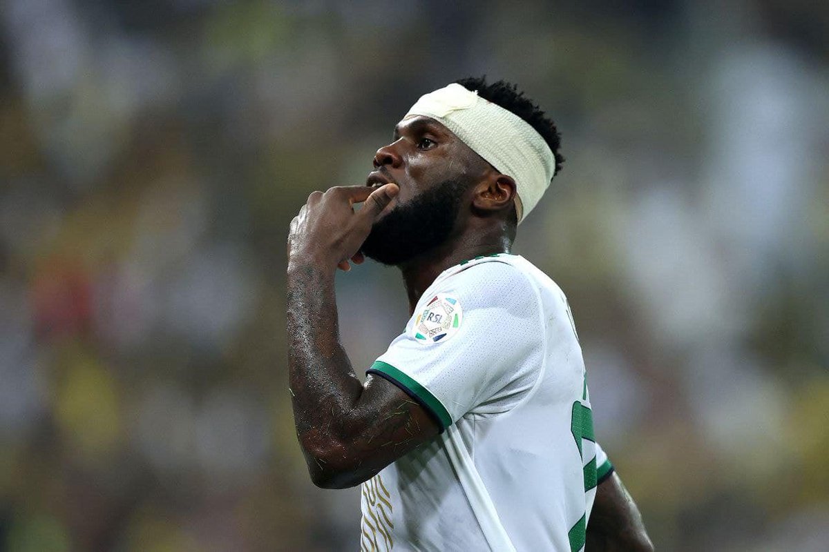 من قال أنَّ #الأهلي بلا رئيس ولديه #كيسيه .؟
من قال أن #الأهلي لا يعود ولديه #كيسيه .!؟
هذا هو #كيسيه الذي بدونه لا يستطيع الأهلي الخروج بالكرة من الخلف .
هذا هو #كيسيه الذي يدافع ويهاجم ويسجل في أحلك الظروف .
هذا هو (الرئيس) ولا ينتقص منه إلا (تعيس) !؟
#نهائي_كأس_السوبر_السعودي