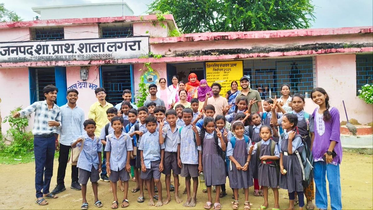 Nss_Sci_clg_bsp's tweet photo. दिनांक 19/08/25 को ग्राम लगरा, प्राथमिक शाला में बच्चों हेतु शैक्षिक व मनोरंजक गतिविधियाँ #NSS द्वारा आयोजित हुई।

खेल,गीत,ड्रॉइंग से बच्चों की #creativity व #Teamwork तथा #ChildAwareness को प्रोत्साहित किया गया। 

राज्य संपर्क अधिकारी @NeetaBajpai5 ने कहा_ये #प्रेरणादायक_पहल है। https://t.co/znqgaCDDSl