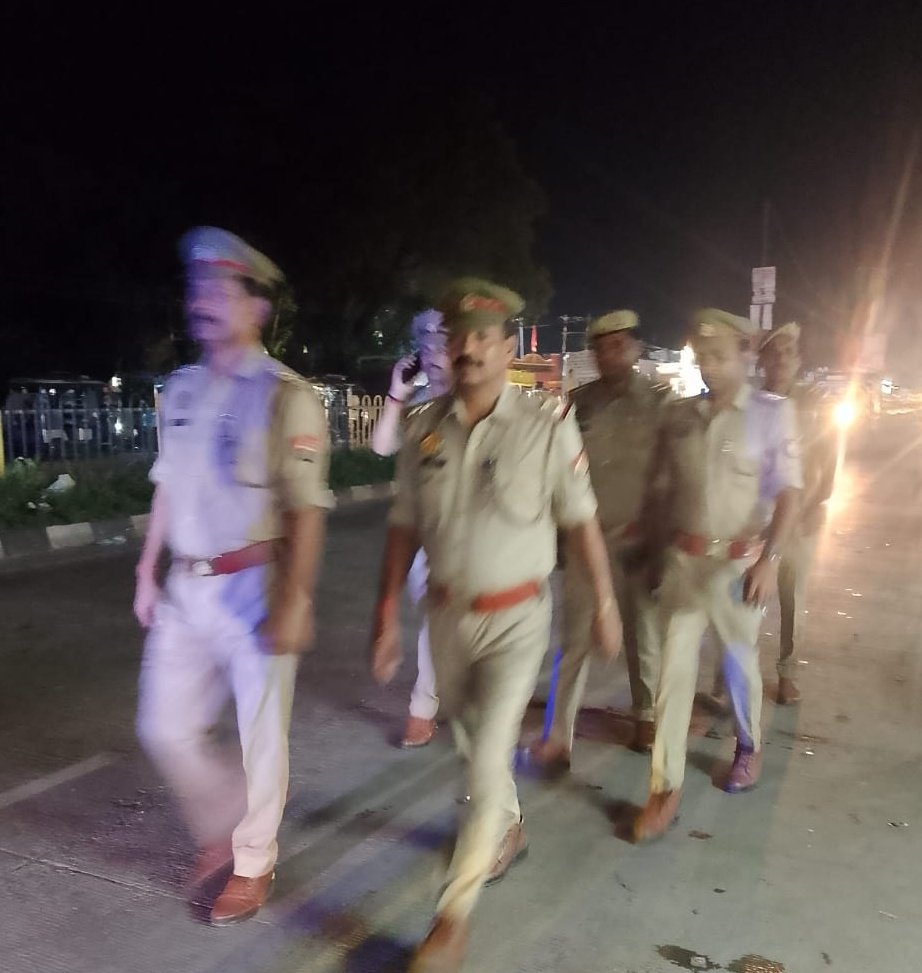 कमिश्नरेट प्रयागराज के गंगानगर जोन में शांति एवं कानून-व्यवस्था को बनाए रखने के दृष्टिगत विभिन्न थानों द्वारा प्रमुख चौराहों, बाजारों व अन्य सार्वजनिक स्थानों पर #पैदल_गश्त कर संदिग्ध व्यक्ति/वाहनों की सघन चेकिंग की गई ।