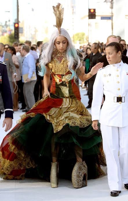RDTLadyGaga's tweet photo. Durante o Dress To Impress, Lady Gaga foi questionada sobre quem a inspirou a ser o ícone fashion que ela é hoje:

“David Bowie, Mick Jagger, Madonna, Prince e Grace Jones.” Gaga disse que sempre se inspirou em estrelas do rock, e que Grace Jones ajudou ela a puxar os limites do que poderia fazer com a moda e se divertir. 

Alexander McQueen a inspirou em toda carreira. Gaga se refere a ele como um gênio.