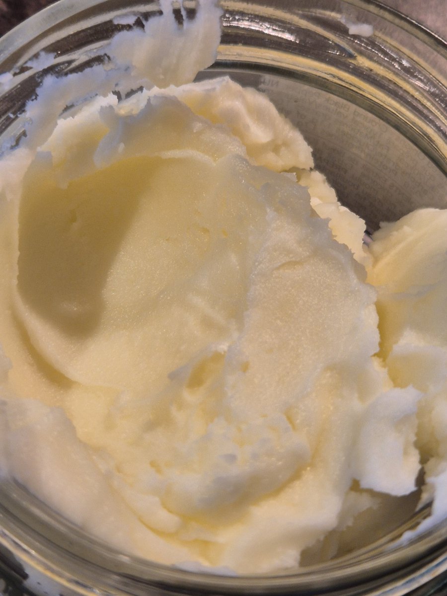 VBarton_LLIM's tweet image. My trusted provider of beef tallow moisturiser decided to start adding beeswax, so I made some myself.
This was so easy, I don&apos;t know why I didn&apos;t do this earlier.
Organic beef tallow, jojoba oil and essential oils if you choose.