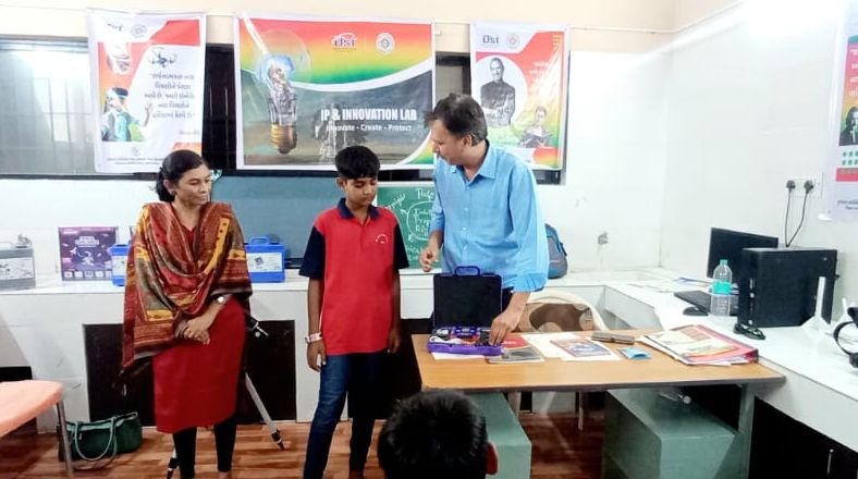 IPLab_Rajkot's tweet photo. Students & Teachers from #Rataiya Govt School & Shri #SardarPatel Govt. School, #Metoda today visited @IPLab_Rajkot — exploring #Creativity, #Innovation & #IPR
From #Scientific ideas to Solutions to Daily Problems, they learned how every unique #idea gains value when #Protected https://t.co/7WbNmnuejG