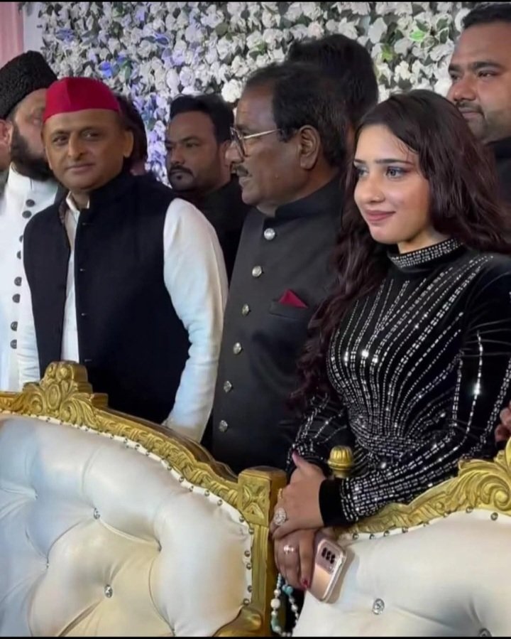 VVipinpatel's tweet photo. अब समझ में आया भौजी क्यों लुट गईं 🫣🤫
#MoneyExpoIndia2025
#Haiwaan #RahulWithRiders
#JamiatWithAssamCong #ColgateTotalRecall
#SJaishankar #SunitaAhuja https://t.co/7fOB2igbRI