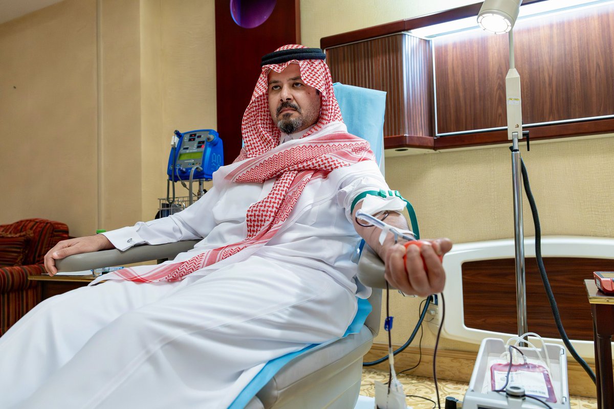 KhalidAlshamani's tweet photo. تفاعلًا مع #حملة_ولي_العهد_للتبرع_بالدم..
سمو أمير منطقة #المدينة_المنورة #سلمان_بن_سلطان، يتبرع بالدم في الحملة الوطنية السنوية للتبرع بالدم، وحثّ سموه سكان منطقة المدينة المنورة على المشاركة في الحملة. https://t.co/9SoUeo4l2R