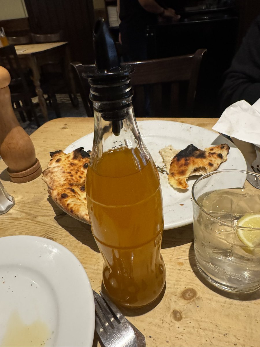 franksgarcia4's tweet image. Posed to be the best Italian around and ima try the spaghetti bolognese! The focaccia is sooo good! and the bottle is the homemade chili oil is to die for 
#foodporn #londoneats