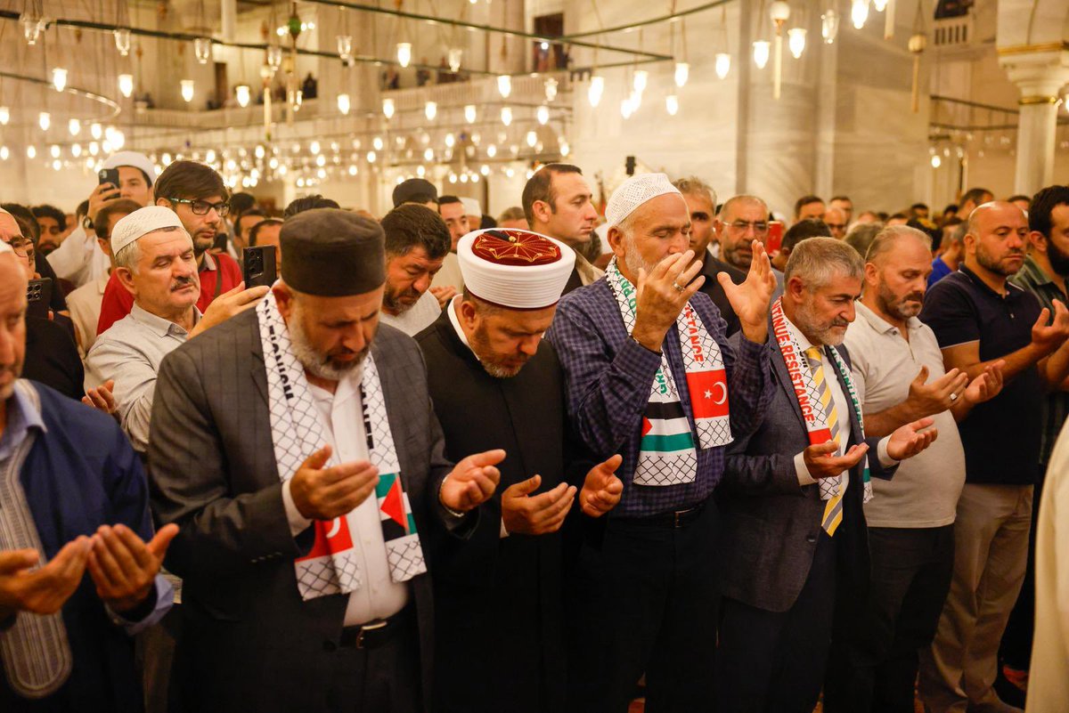 🇵🇸 Yüzlerce mümin, Gazze’de zulüm altında direnen kardeşlerimiz için Fatih Camii’nde yatsı namazında bir araya geldi. 

Namazın ardından ellerimizi semaya kaldırarak dualarımızı kardeşlerimizin selameti, özgürlüğü ve ümmetin birliği için ettik. 🤲

#gazze #filistin