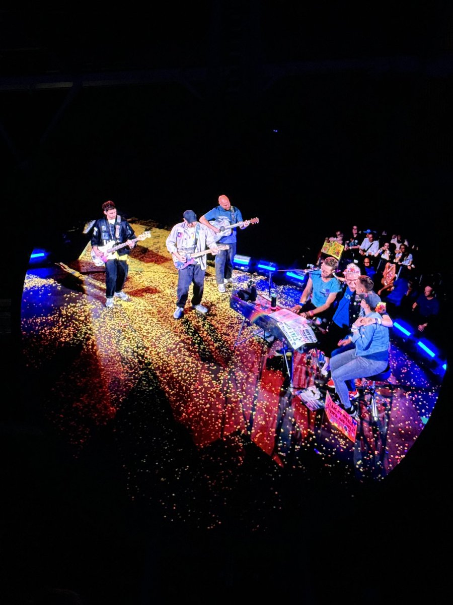 coldplaybrasil's tweet image. VOU CHORAR A BANDA TODA TÁ NO PALCO TOCANDO GREEN EYES E O WILL NA GUITARRA 😭😭😭

📸: @neilenore 

#ColdplayWembley