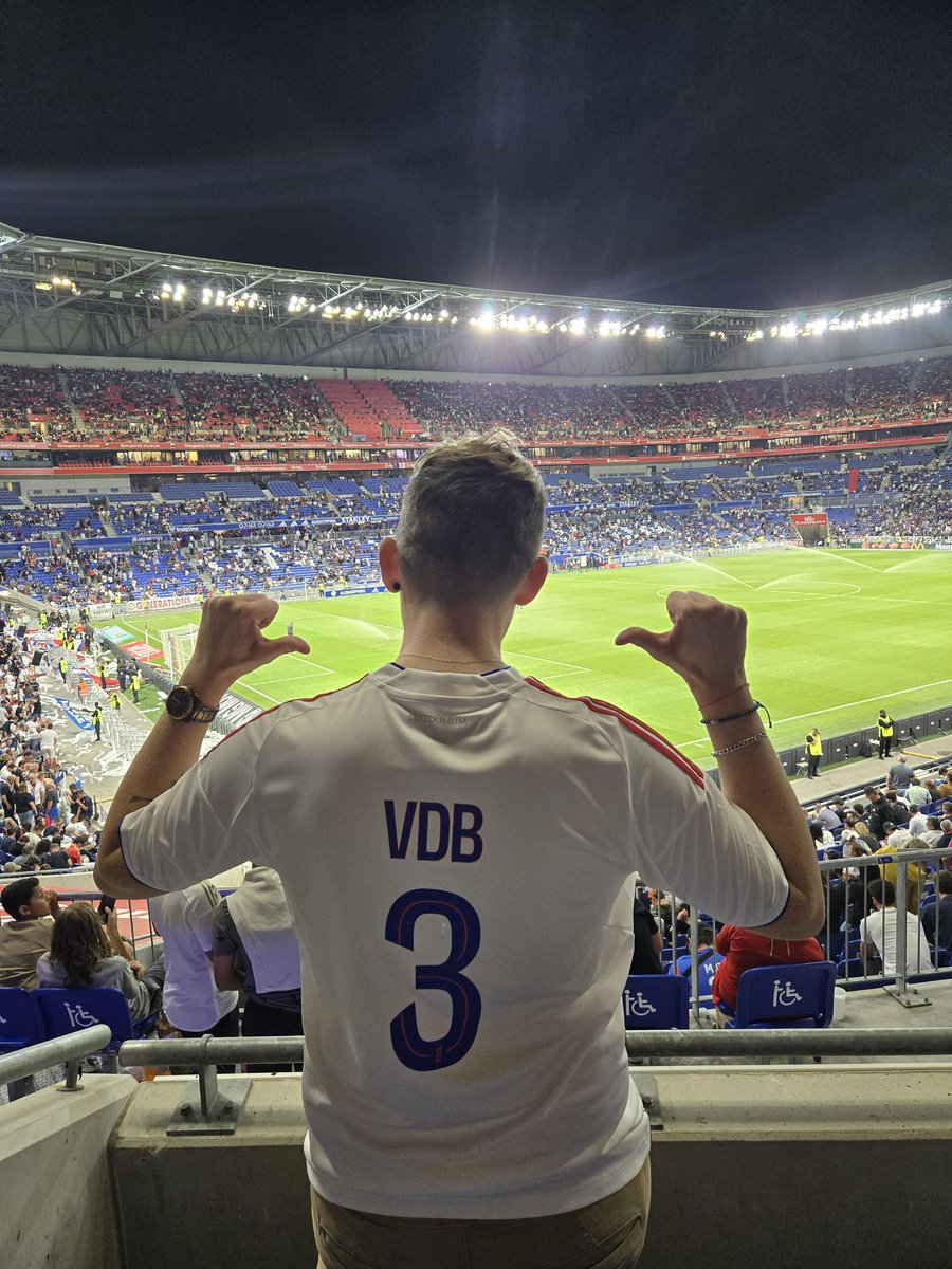 YoVDB's tweet photo. En direct du parc OL, un immense merci à @LyonFederation pour le maillot ! (Quelques petites péripéties en voulant le faire floquer  (pensée amicale au gone qui met du S et qui a maintenant un maillot L), du coup ils me l'ont changer en boutique. https://t.co/3Fu7dQQcVP