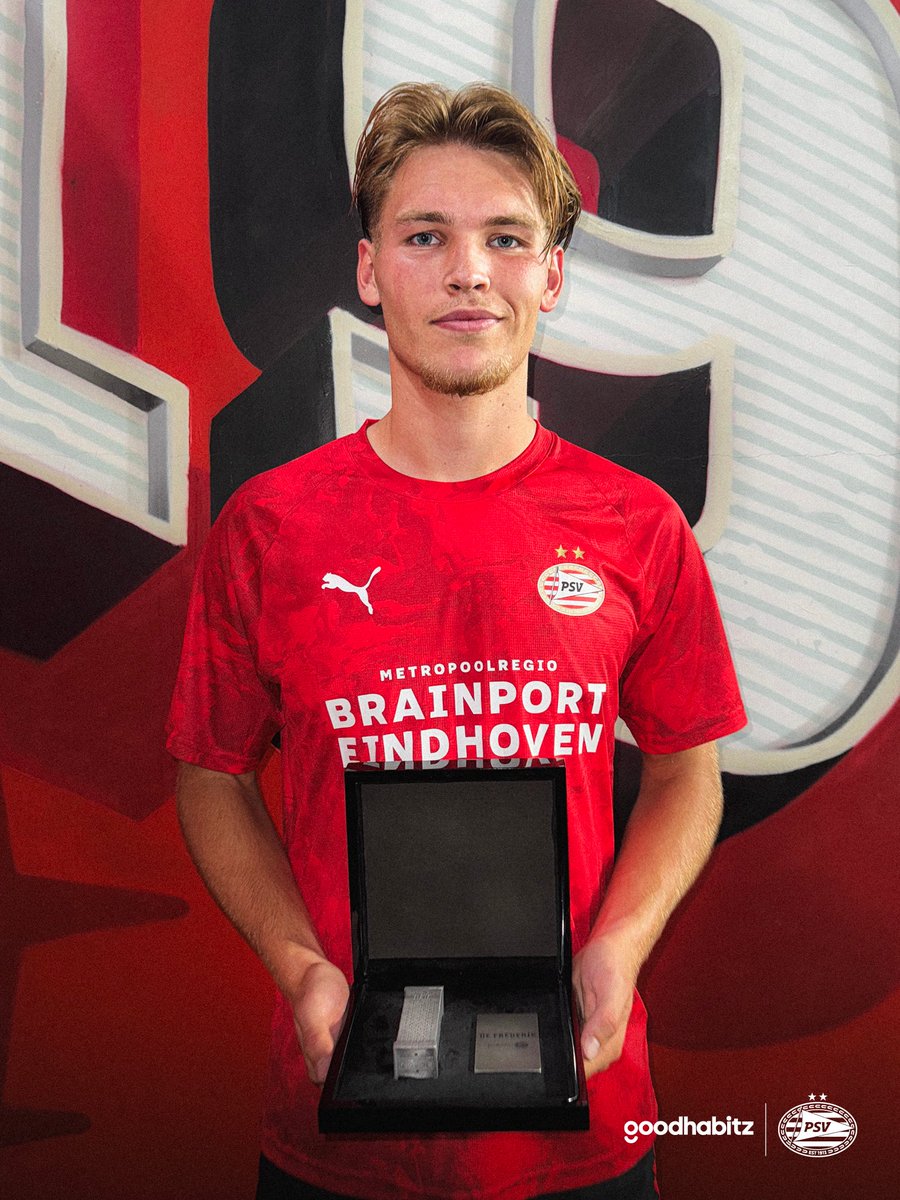 Een fantastische start van het seizoen wordt beloond. Trots op je, Joël! 🫶

Ter ere van zijn debuut heeft Joël ‘De Frederik’ ontvangen.

#PSVxGoodHabitz
