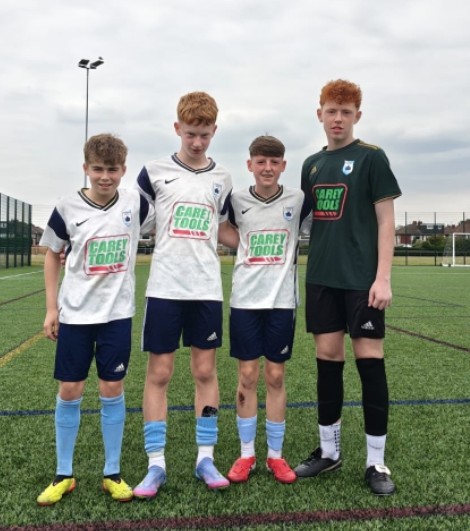 AvondaleUtdFC's tweet photo. Ethan Bruton presenting Chester FC captain with a pennant ahead of the Dales Under 15 game in Liverpool today.    Dales won 3-0 .Goalscorers 
Charlie O'Sullivan⚽️ Tom McCarthy⚽️ Ronan O'Rourke⚽️ and goalkeeper Ryan O'Leary with clean sheet ⚽️🩵 https://t.co/spPr2ZX2vE