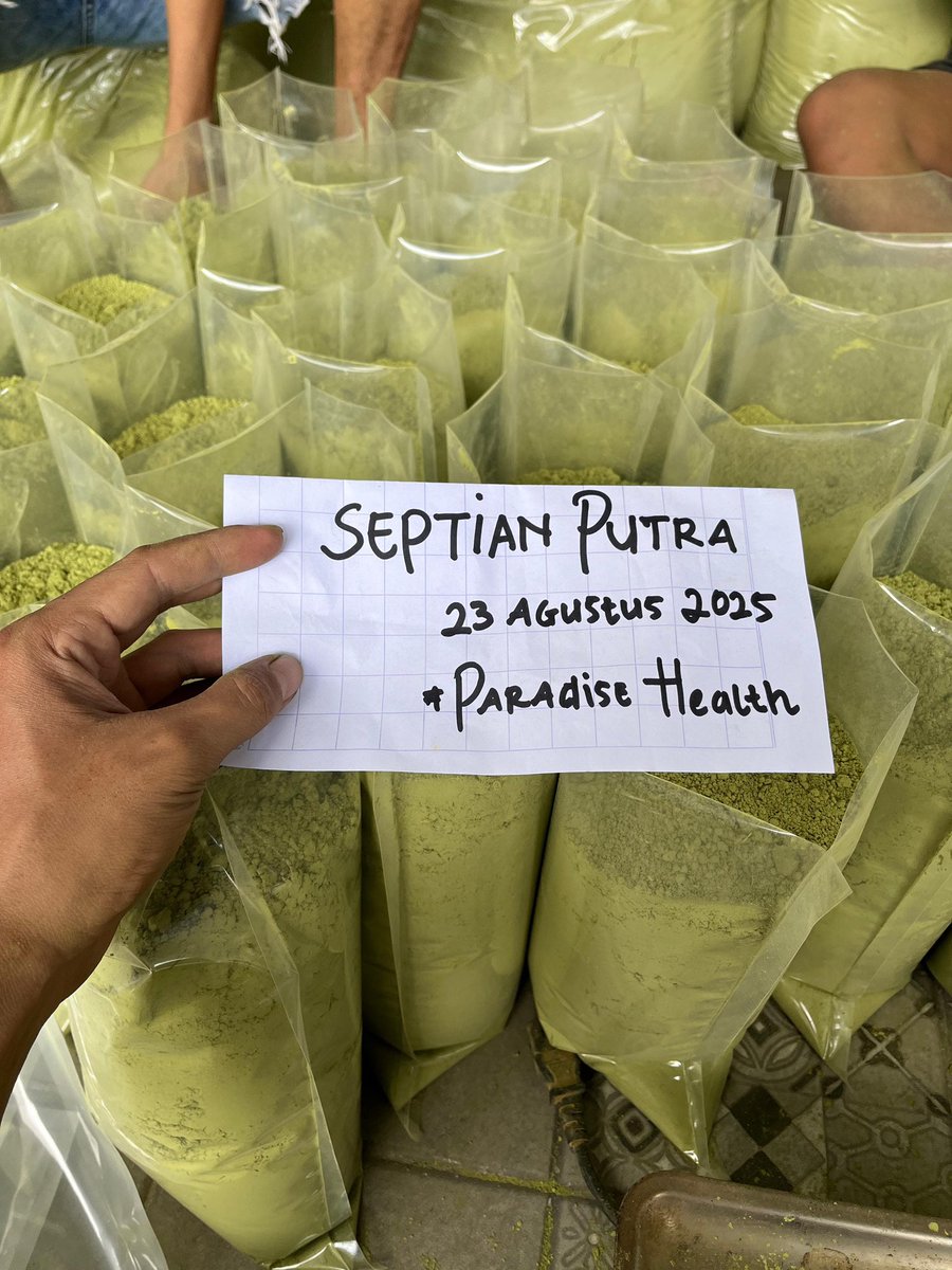 ParadiseHealth3's tweet photo. Packing Today!! Super Green 
#kratom https://t.co/PfYOppv6u7