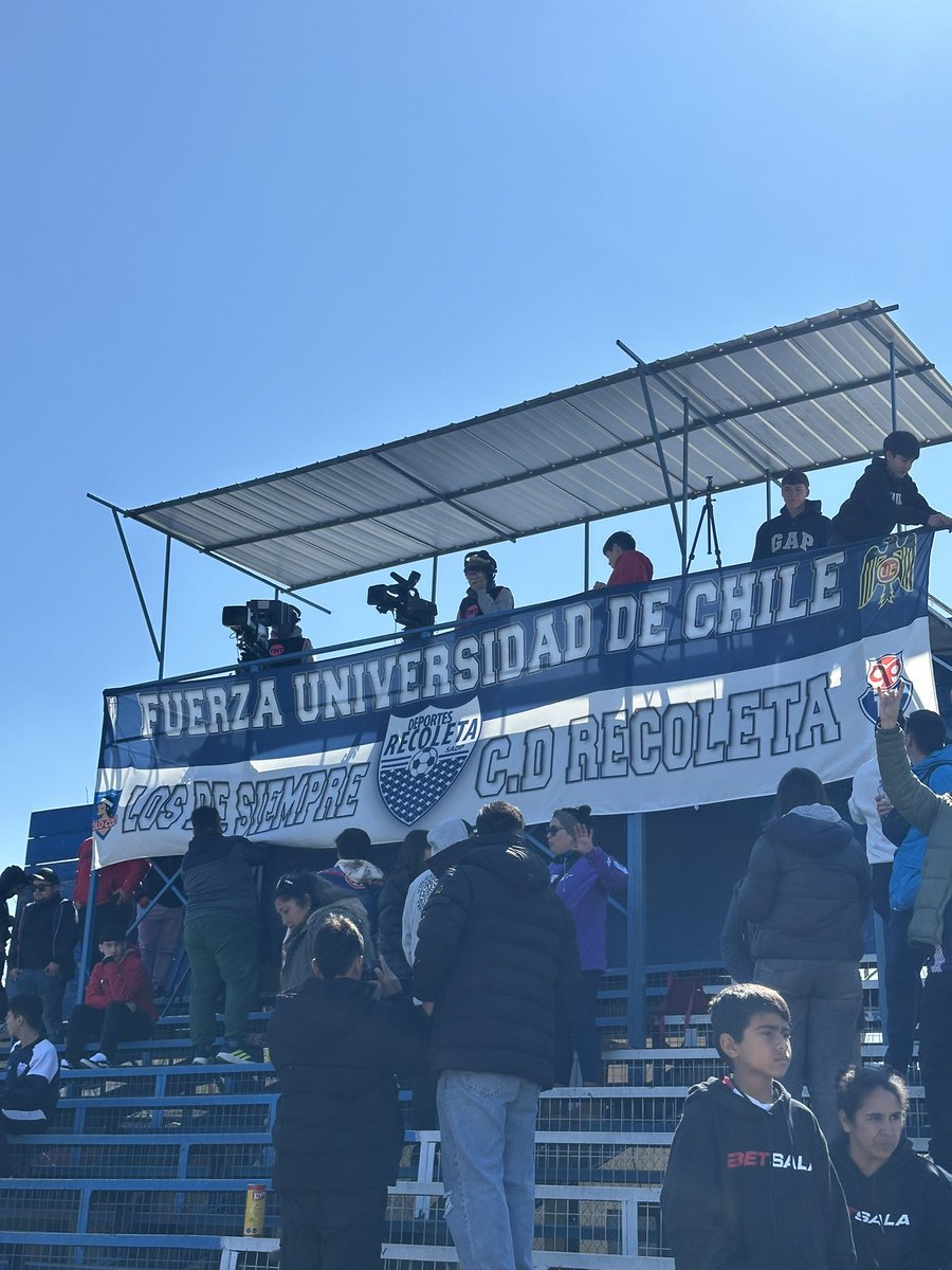 diegoiml's tweet photo. Con un lienzo con los con los escudos de los equipos más emblemáticos de Santiago en cada esquina, Deportes Recoleta le entrega apoyo a los hinchas de la Universidad de Chile, luego de los violentos hechos ocurridos en Argentina. https://t.co/AowlMWuijq