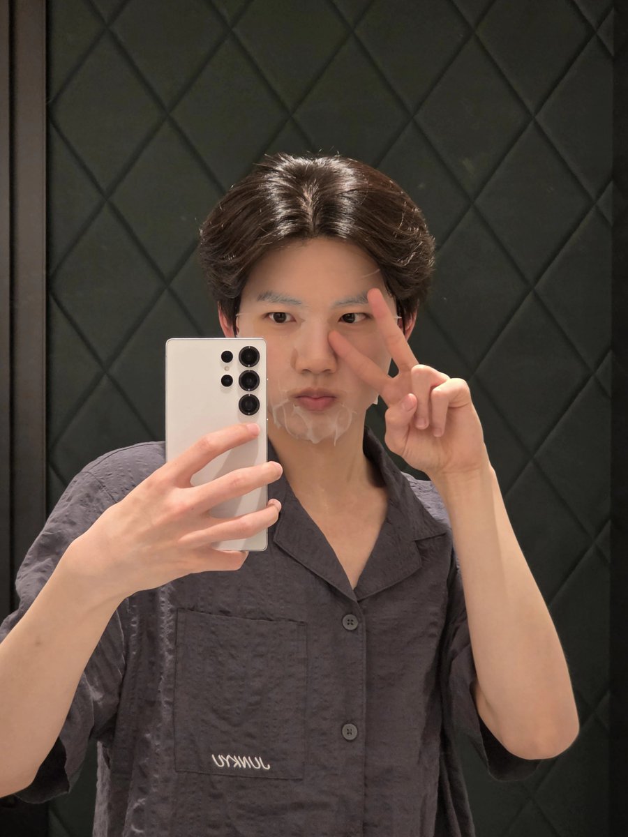 forjunkyu_09's tweet image. 250824 #JUNKYU weverse update

&quot;Teume!!! Today, thanks to Teume, we were able to receive a great award at TIMA!!!🔥 I always gain strength &amp;amp; happiness thanks to Teume, you know!?❤️ I’m always grateful😊 Our Teume, I better go to sleep now. Let’s meet in our dreams, I love you🌠&quot;